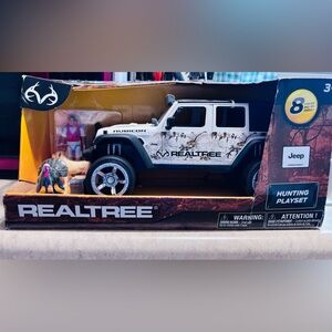 NWOT~Realtree White Jeep Rubicon Adventure Playset. Has 8 pieces.